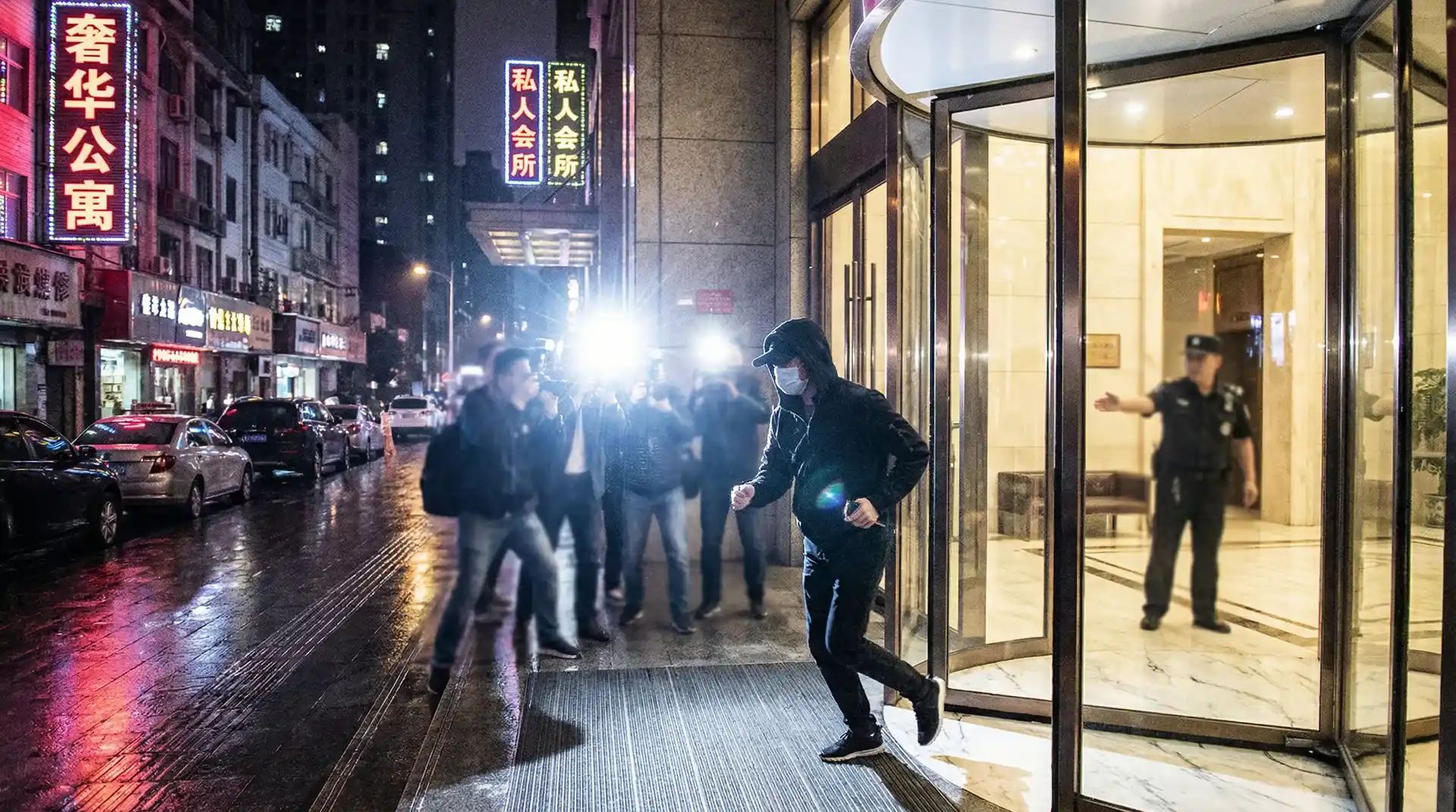 今日吃瓜 - 公寓楼下记者围堵